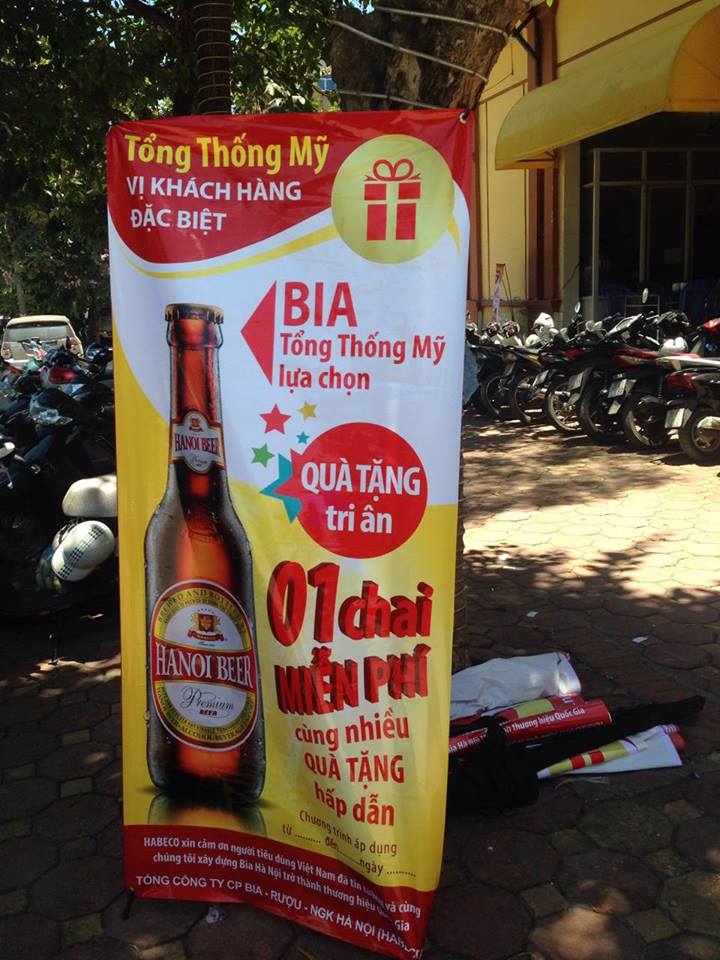 Cựu Tổng thống Mỹ Barack Obama chọn uống bia Hà Nội trong dịp sang thăm Việt Nam hồi năm 2016.