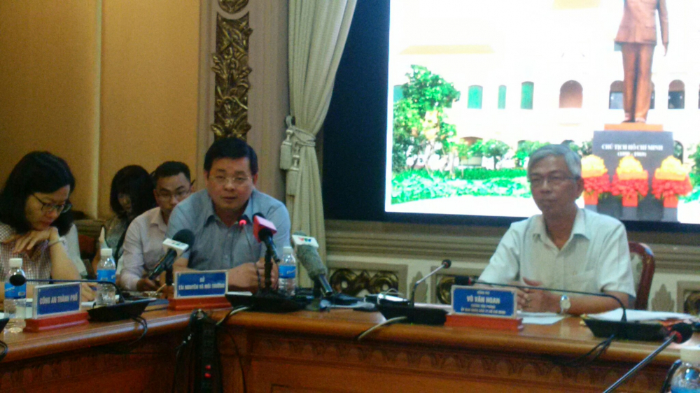 Ông Nguyễn Toàn Thắng- Giám đốc sở Tài nguyên & Môi trường TP.HCM trả lời phóng viên báo đài