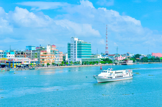 Hà Tiên đã trở thành khu đô thị sầm uất chỉ sau 20 năm thành lập bên bờ biển Tây.