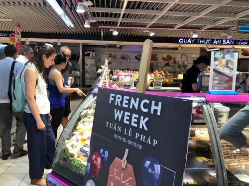 Khách hàng dùng thử, chọn mua phô mai Pháp tại Big C Thảo Điền, quận 2, TP HCM