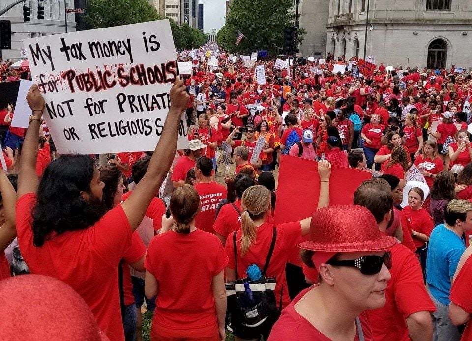 Các giáo viên ở North Carolina biểu tình đòi tăng lương. Ảnh: Reuters.