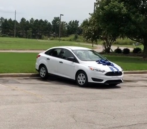 Chiếc Ford Focus trị giá 18.000 USD được gắn ruy băng xanh. Ảnh: Instagram