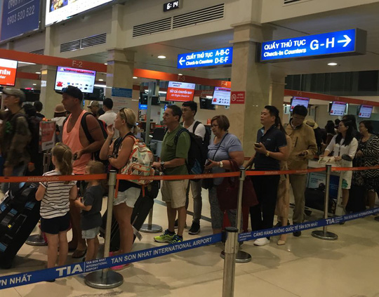 Hành khách đang làm thủ tục tại sân bay Tân Sơn Nhất. Ảnh minh họa. Ảnh: Linh Anh