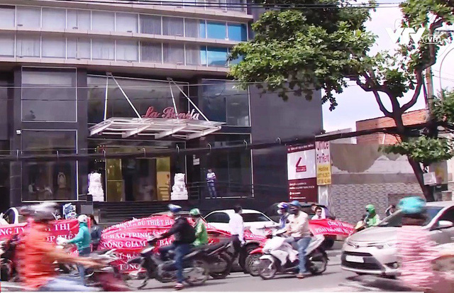 Sáng 19/11, trước cửa tòa nhà La Bonita, nhiều người dân tố chủ đầu tư là công ty Nam Thị có dấu hiệu lừa đảo khi bán một căn hộ cho nhiều người.