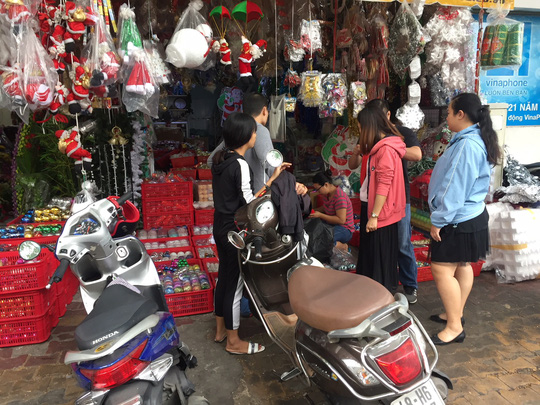 Khách hàng đi mua sắm sản phầm trang trí Noel trên phố Hải Thượng Lãn Ông