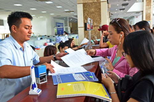 Doanh nghiệp thực hiện các thủ tục tại Cục Thuế TP HCM Ảnh: Tấn Thạnh