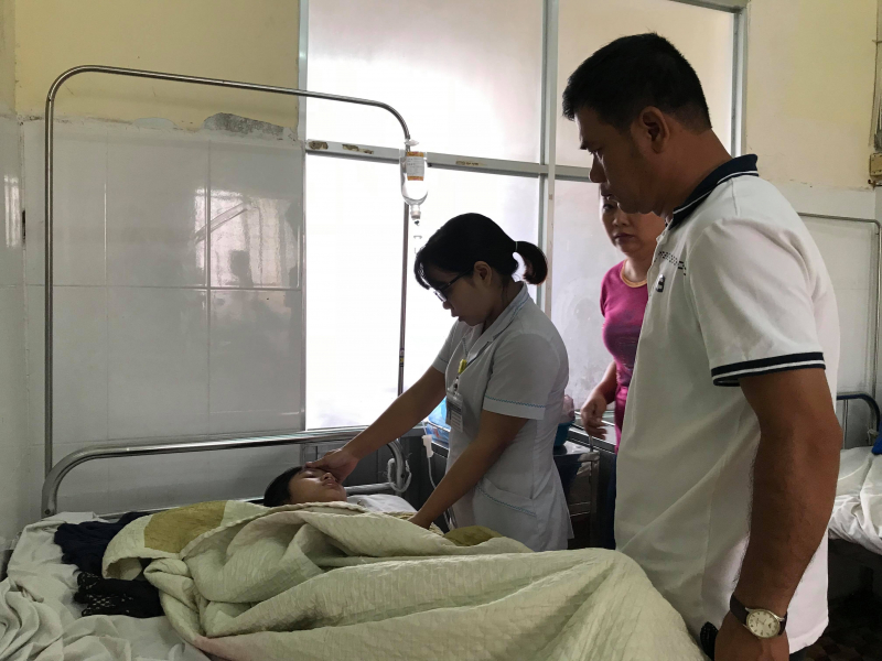 Bệnh nhân nhập viện cấp cứu tại Bệnh viện Đa khoa tỉnh Đắk Lắk với các triệu chứng, sốt, đau bụng, nôn ói, tiêu chảy sau khi ăn bánh mì vỉa hè (Ảnh: Ngọc Hùng)
