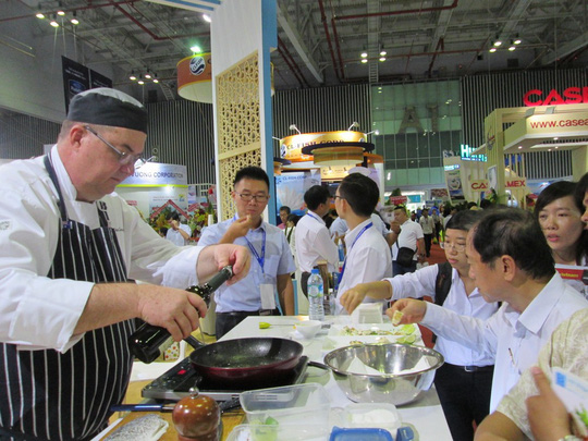 Người tiêu dùng hào hứng thử cá tra được đầu bếp nước ngoài chế biến ngay tại hội chợ tổ chức ở TP.HCM