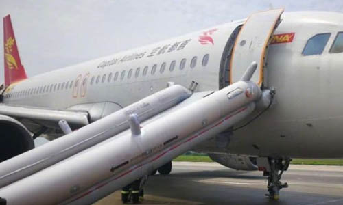 Máy bay của hãng Capital Airlines hạ cánh khẩn cấp xuống sân bay Thâm Quyến hôm nay. Ảnh: IT