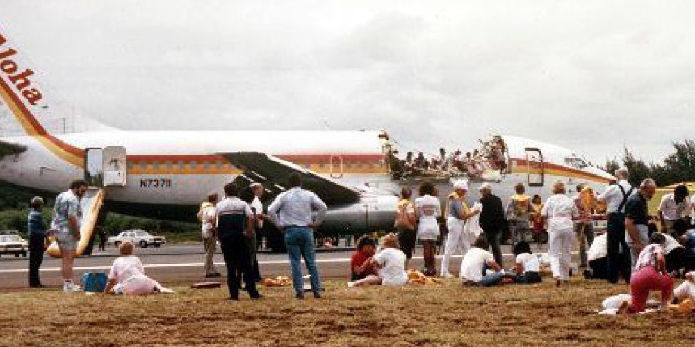 Aloha Airlines hạ cánh khẩn cấp vì mất mảng mái. Ảnh: IT