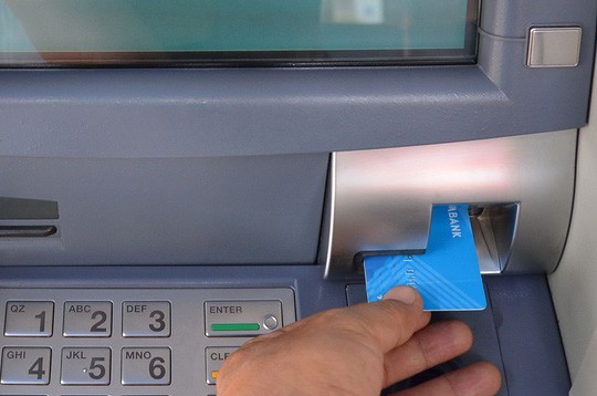 Dự kiến thị trường thẻ Việt Nam sẽ có dòng thẻ ATM có gắn chip đầu tiên vào quý 1/2019. Ảnh: NLĐ