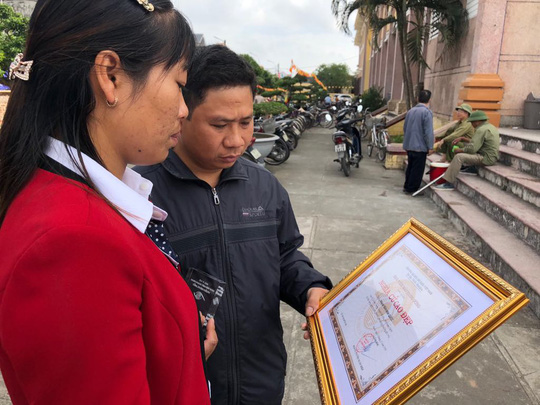 Vợ chồng chị Trần Thị Dung nghẹn ngào khi nói về nghĩa cử của cậu con trai 8 tuổi