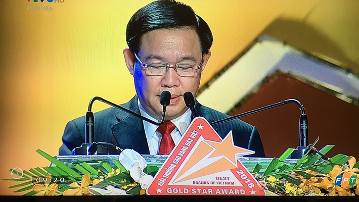 Phó thủ tướng Vương Đình Huệ chúc mừng các doanh nghiệp được trao giải Sao Vàng Đất Việt 2018.