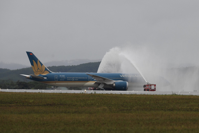 Nghi thức phun nước chào mừng đường bay mới dành cho máy bay thân rộng Boeing 787 bay từ TP HCM, chuyến bay thương mại đầu tiên đáp xuống Vân Đồn    