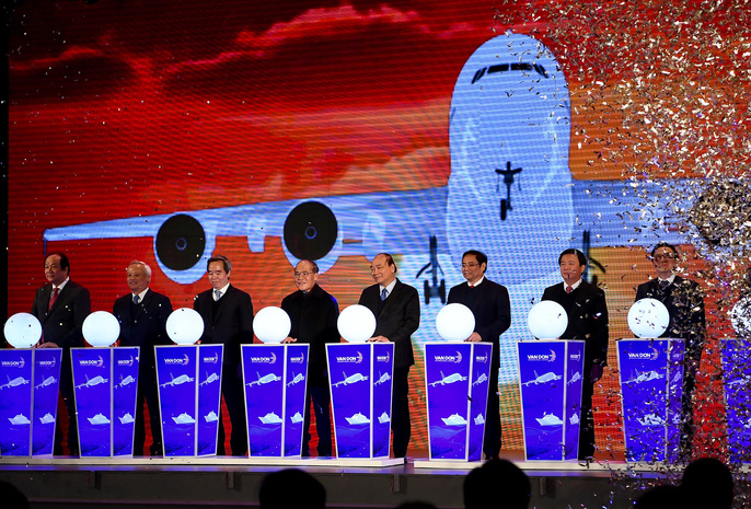 Thủ tướng Nguyễn Xuân Phúc, lãnh đạo Đảng, Nhà nước, tỉnh Quảng Ninh, tập đoàn Sun Group, Vietnam Airlines và các đại biểu cùng thực hiện nghi lễ khai trương sân bay Vân Đồn    