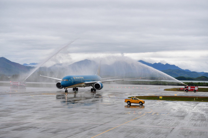 Chuyến bay thương mại đầu tiên của sân bay Vân Đồn mang số hiệu VN1286 được khai thác bằng máy bay Boeing 787-9 của Vietnam Airlines từ TP HCM hạ cánh lúc 9 giờ 25 ngày 30-12-2018    