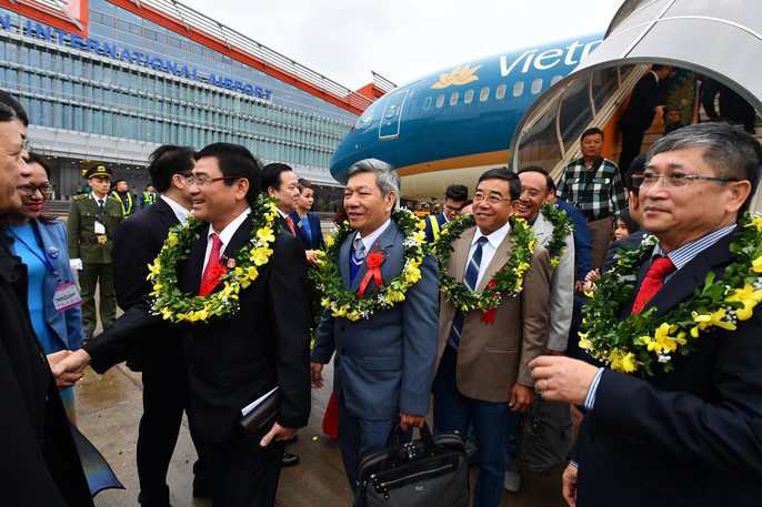 Những hành khách trên chuyến bay thương mại đầu tiên đường bay TP HCM - Vân Đồn được chào đón bằng những tràng hoa    