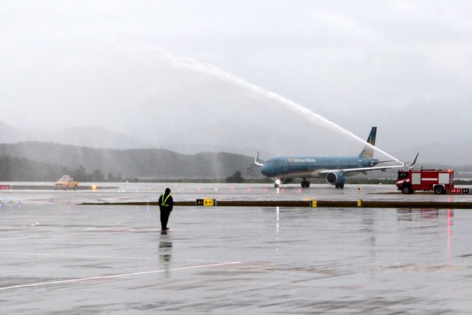 Sân bay Vân Đồn đón chuyến bay đầu tiên mang số hiệu VN 9716 cất cánh từ Hà Nội với nghi thức “vòi rồng phun nước chào mừng” - Ảnh: Minh Tuấn    