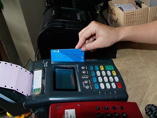 Các ngân hàng khuyến khích chủ thẻ thanh toán không dùng tiền mặt cả trong và ngoài nước. Ảnh: NLĐ