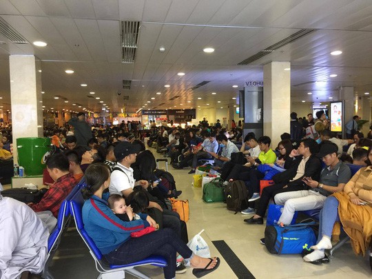 Người dân chờ đợi bay tại sân bay Tân Sơn Nhất - Ảnh: Lê Phong