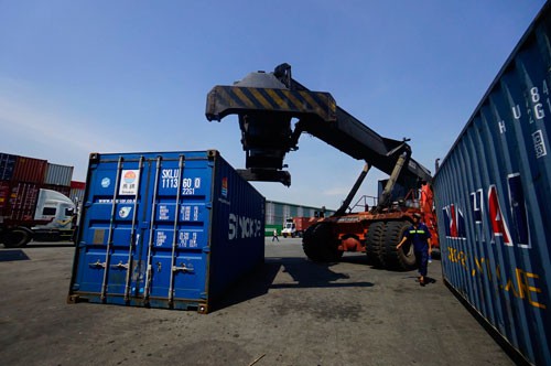 Xếp dỡ hàng hóa ở cảng Cát Lái (TP HCM) Ảnh: Hoàng Triều