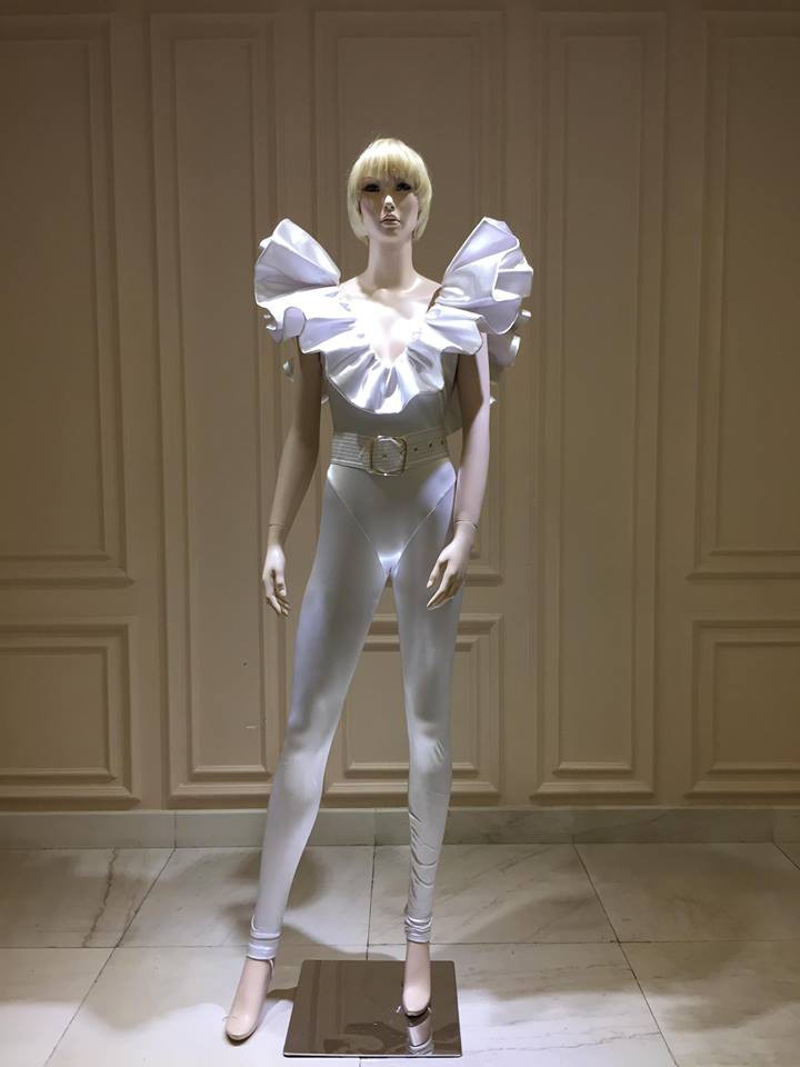 Thiết kế màu trắng được Katy Perry đặt ngay sau khi thỏa mãn hết mực với bộ da beo (trên). Để thêm phần mới mẻ, NTK Công Trí đã biến tấu sản phẩm mới với phần thắt lưng.