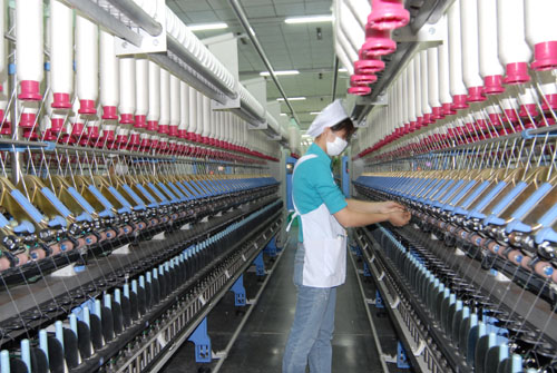 Công nhân tại một nhà máy dệt ở Trung Quốc