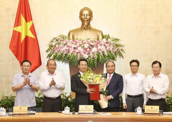 Thủ tướng Nguyễn Xuân Phúc trao Quyết định giao quyền Bộ trưởng Bộ Thông tin và Truyền thông cho ông Nguyễn Mạnh Hùng (Nguồn ảnh: TTXVN)