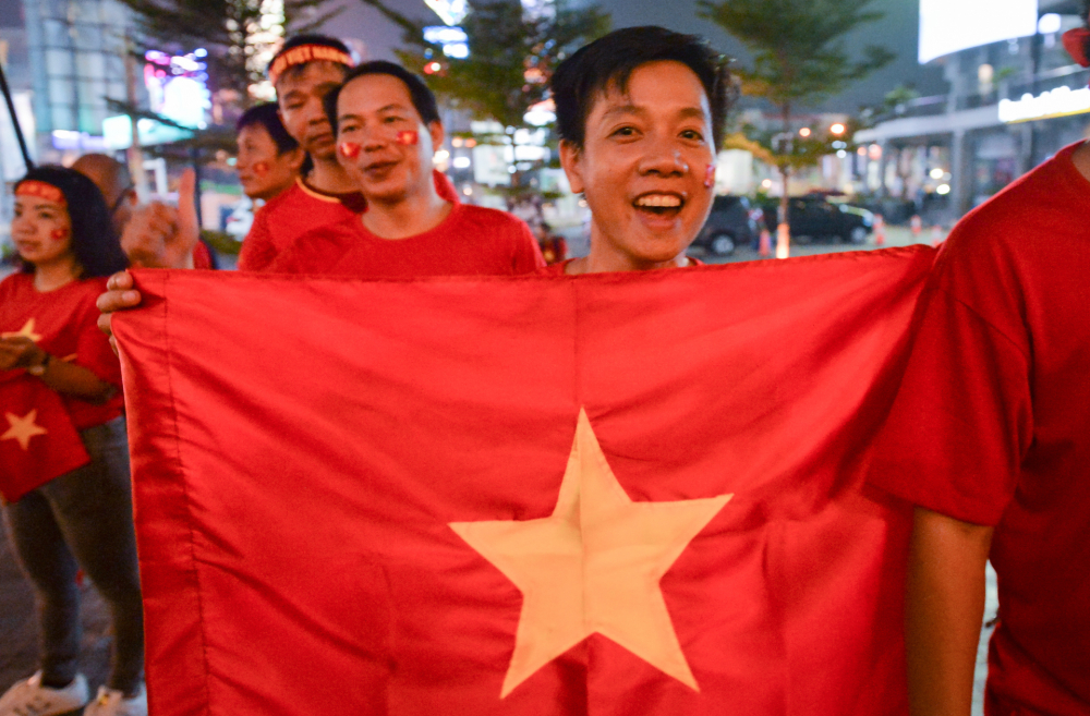 Cổ động viên phấn khích sau kỳ tích của Olympic Việt Nam. Ảnh: Việt Hùng