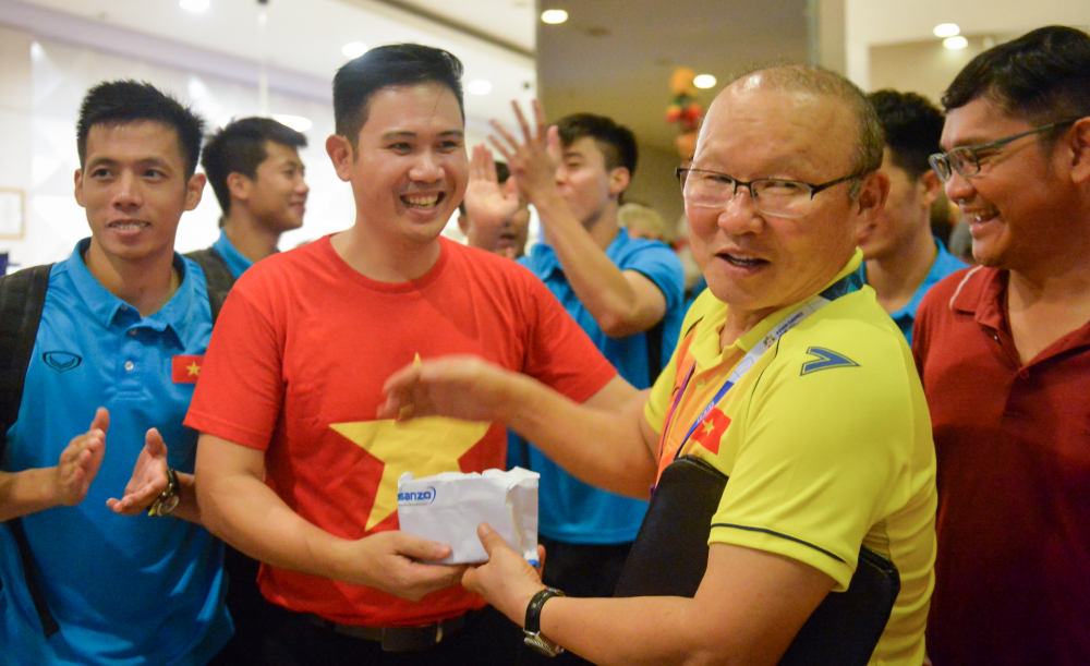 Ông chủ hãng điện tử Asanzo Phạm Văn Tam đã quyết định thưởng nóng cho thầy trò HLV Park Hang Seo 25.000 USD ngay trong tối cùng ngày tại khách sạn Aston Imperia Bekasi (Indonesia). Ảnh: Việt Hùng