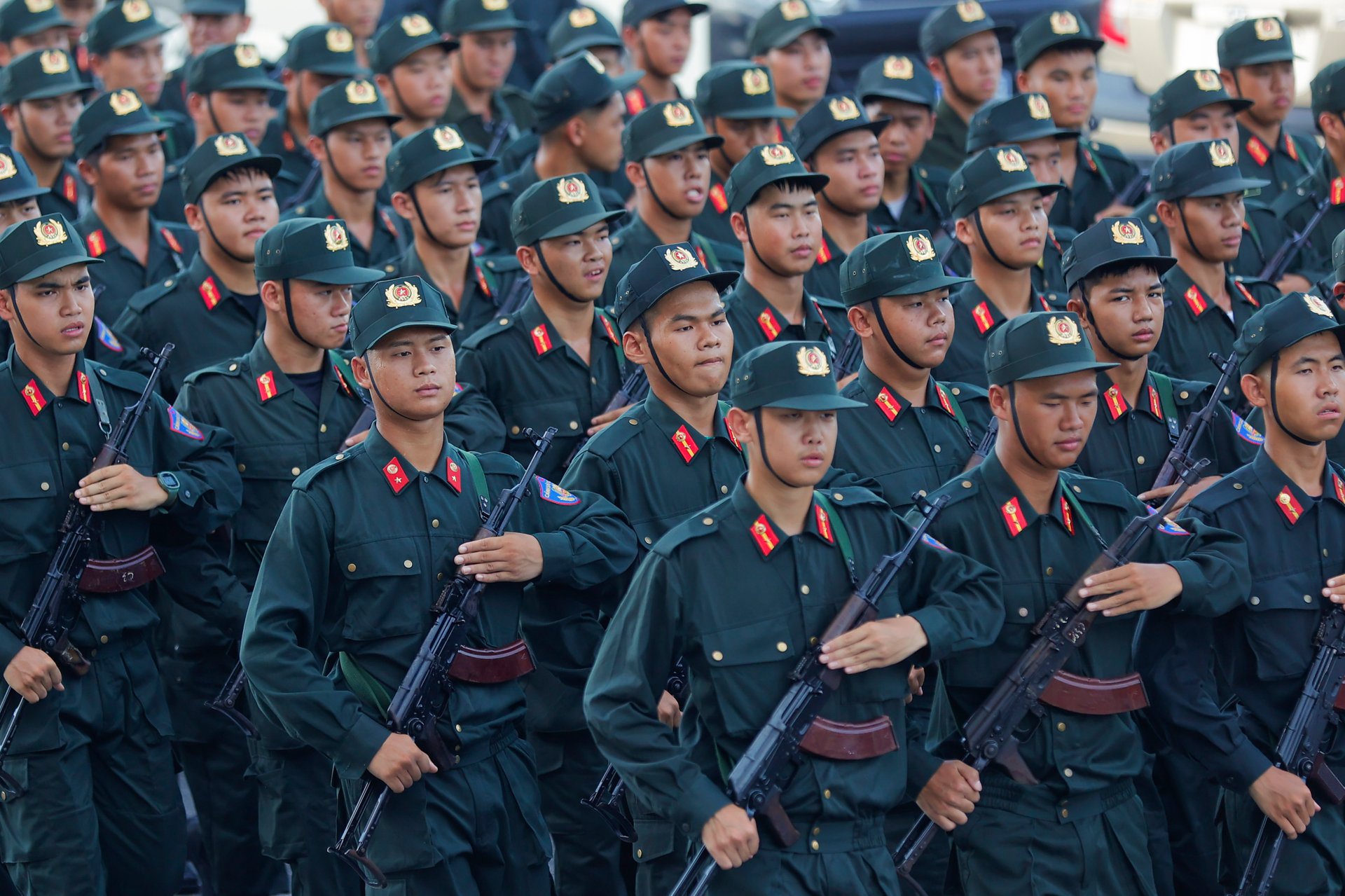 Chiến sĩ Công an Hà Nội 'đội' nắng nóng 40 độ luyện diễu binh