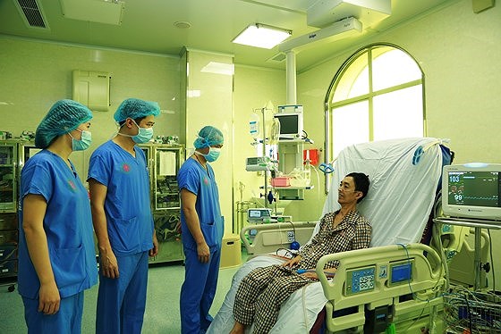 Các bác sĩ đang thăm hỏi bệnh nhân Hanh sau khi được ghép phổi thành công từ người cho chết não
