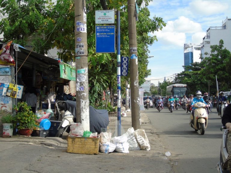 Những bãi rác ngổn ngang ngay tại trạm chờ xe buýt (Ảnh: Mỹ Triều)