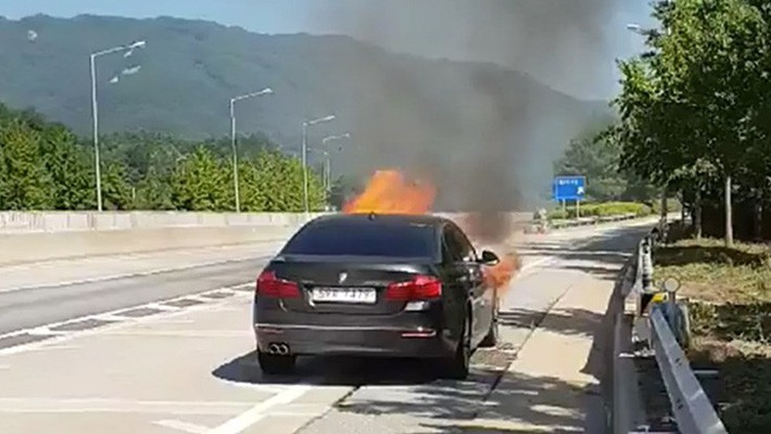 Ảnh do một chủ xe BMW ở Hàn Quốc chụp lại cho thấy xe bốc cháy khi đang di chuyển trên đường - Nguồn: CNN.
