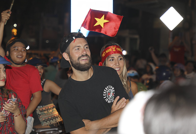 Những vị khách nước ngoài cũng tỏ ra thích thú trước không khí “đi bão” của CĐV Việt Nam (Nguồn: internet)