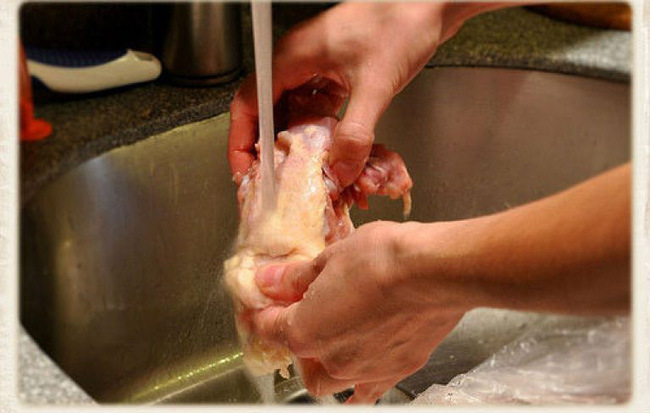Rửa bằng nước sạch không thể loại bỏ hết chất cặn bẩn trong thịt lợn 