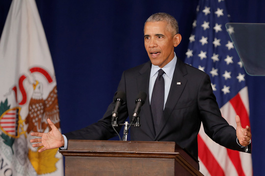 Cựu Tổng thống Barack Obama phát biểu tại Trường ĐH Illinois Urbana-Champaign hôm 7-9 Ảnh: REUTERS