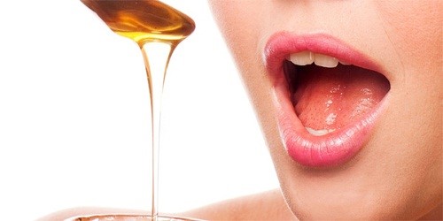 Chăm sóc đôi môi bằng mật ong (Ảnh: Internet)