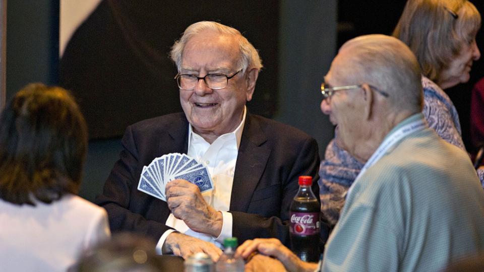 Sau giờ làm, cũng giống như tỷ phú Bill Gates - bạn thân của Buffett, ông thích chơi bridge, trò chơi bài có nguồn gốc từ Anh.