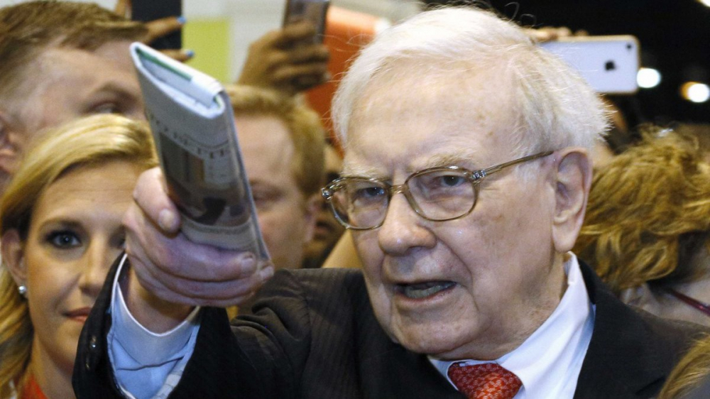 Buffett bắt đầu ngày mới bằng cách đọc tin chính trên các tờ The Wall Street Journal, USA Today, và Forbes.