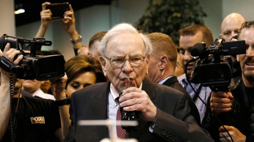 Thức uống không thể thiếu trong bữa sáng của Buffett là Coca-Cola. Trung bình mỗi ngày ông uống 5 lon Coca-Cola.