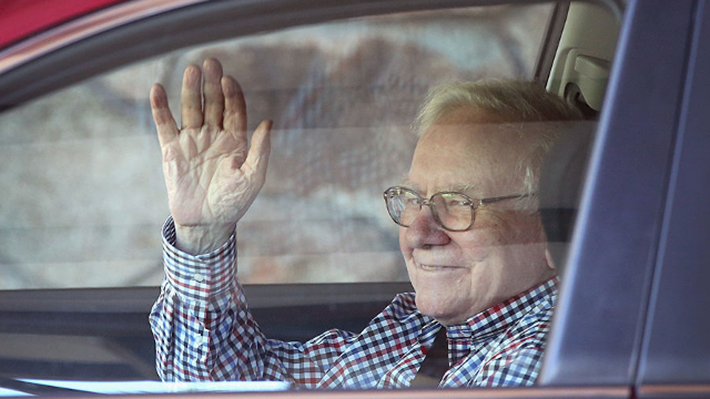 Buffett thỉnh thoảng cũng tới công ty làm việc sau khi thị trường đã mở cửa. Ông thường lái chiếc Cadillac DTS đời 2006 đi làm cho tới năm 2014 mới nâng cấp lên chiếc Cadillac XTS giá khoảng 45.000 USD. Nhà đầu tư huyền thoại cho biết, ông chỉ lái khoảng 5.500 km mỗi năm, nên sẽ không mua xe mới thường xuyên.