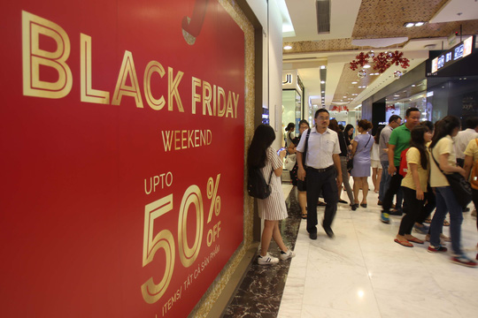 Nhiều trung tâm thương mại, siêu thị, cửa hàng tại TP HCM rầm rộ thực hiện chương trình giảm giá ăn theo ngày Black Friday. Ảnh: Hoàng Triều