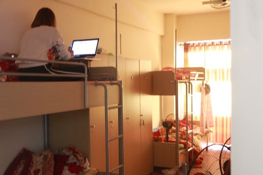 Bên trong phòng ở của nữ công nhân được trang bị điều hòa - Ảnh: Huy Thanh