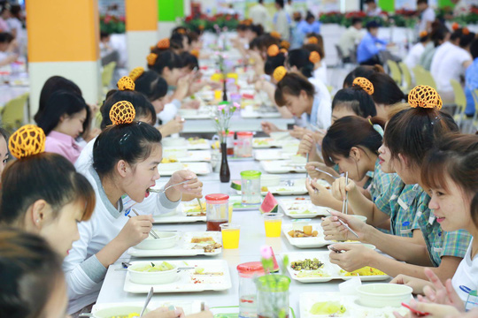 Theo công nhân Lý Thị Phượng, quê Lục Ngạn, tỉnh Bắc Giang, đồ ăn do công ty phục vụ khá ngon với 2 món chính, 2 món phụ và có trái cây tráng miệng. Công nhân được nghỉ 1 giờ đồng hồ để ăn cơm - Ảnh: SSVN