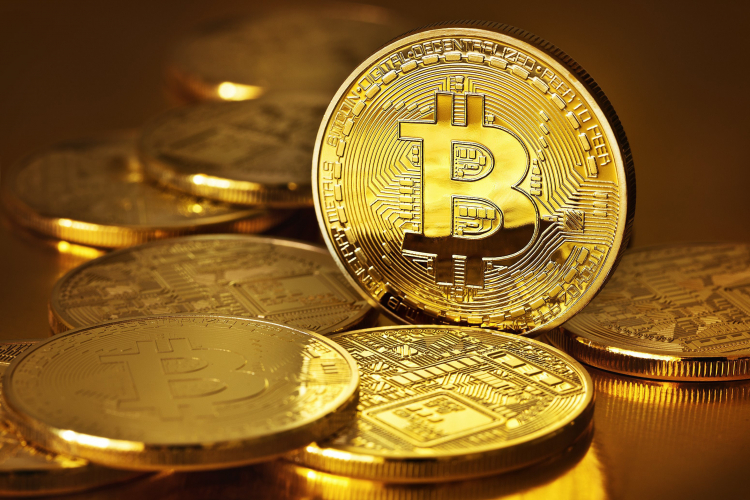 Bitcoin lập kỷ lục mới gần 8.000 USD, ở Zimbabwe là 13.700 USD (Ảnh: Reuters)
