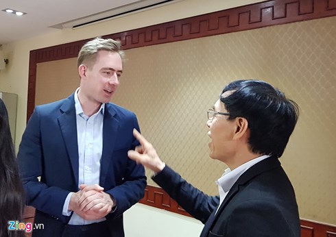 Quyền Giám đốc Uber Việt Nam Tom White cũng tham gia cuộc họp tại Hà Nội. Ảnh: Zing. 