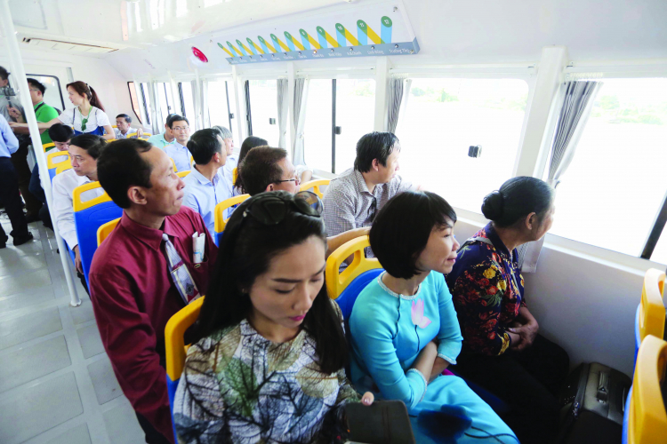Những khách mời đầu tiên trên tuyến buýt đường sông Bạch Đằng - Linh Đông ngày 25/11.