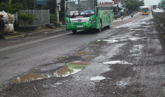 Quốc lộ 1 qua Bình Định thường xuyên hư hỏng, xuống cấp nặng nhưng các trạm thu phí BOT chưa ngày nào dừng thu phí