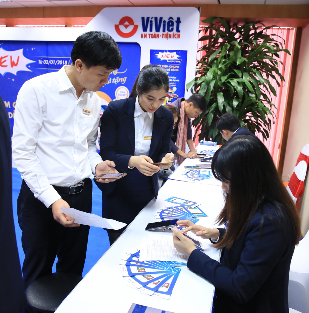 Khách hàng trải nghiệm dịch vụ Ví Việt